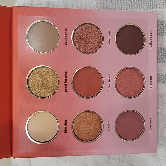 Hello Kitty color palette - Picture 3 of 5